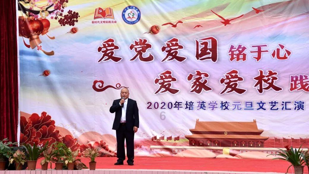 女生穿花衬衣时,搭配什么样的裙子更显酷帅?-你的全能知识问答网页