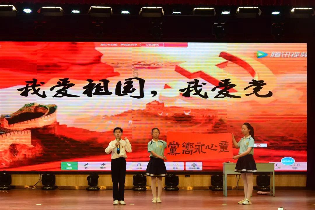 女子做完核酸骑车离开，未料衣服突然被卡住，最终是如何脱困的？